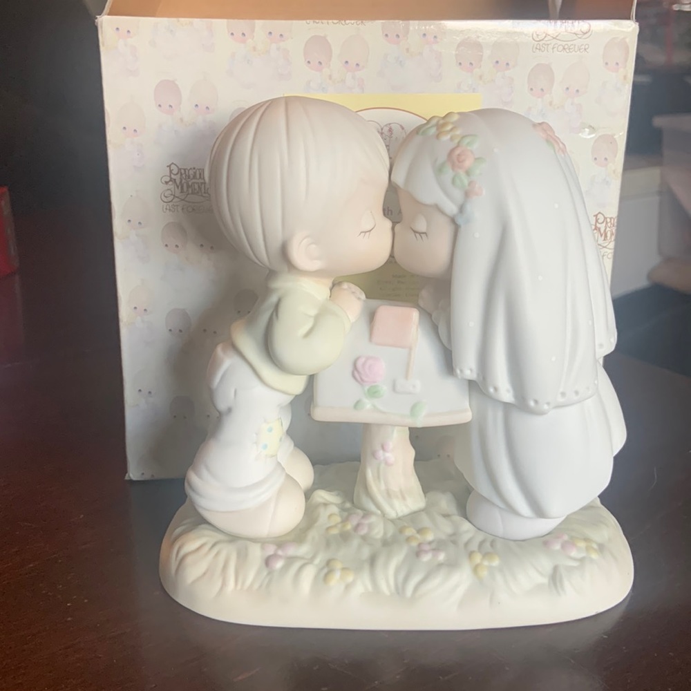 Precious Moments "Sealed With A Kiss"